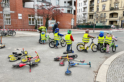 Fahrradprojekt "Zweirad Mini" in der Ev. Kita Viktoria-Luise-Platz, März/April 2025 (© Stefanie Leipholz)