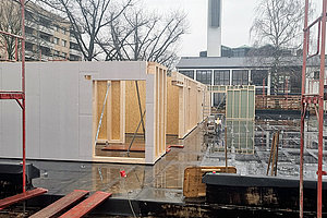 Neubau der Ev. Kita Regenbogenland: Aufstellung der Wände, 6.1.2025 (© Andreas Kaul)