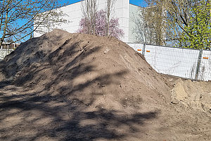 Sanierung der Außenanlagen der Ev. Kita Wunderhaus: Viel Sand wird bewegt, 3.4.2025 (© Andreas Kaul)