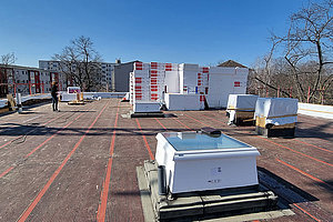 Neubau der Ev. Kita Regenbogenland: Dämmung Dach, 20.3.2025 (© Andreas Kaul)