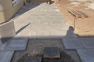 Sanierung der Außenanlagen der Ev. Kita Wunderhaus: Terrasse, 15.4.2025 (© Andreas Kaul)