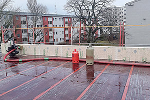 Neubau der Ev. Kita Regenbogenland: Einblasen der Dämmung, 28.1.2025 (© Andreas Kaul)