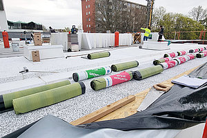 Neubau der Ev. Kita Regenbogenland: Dämmung Dach, 9.4.2025 (© Andreas Kaul)