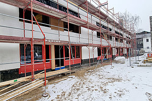 Neubau der Ev. Kita Regenbogenland: Einbau Fensterelemente, Gartenseite, 13.2.2025 (© Andreas Kaul)