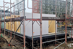 Neubau der Ev. Kita Regenbogenland: Aufstellung der Wände, 6.1.2025 (© Andreas Kaul)