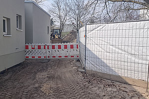 Sanierung der Außenanlagen der Ev. Kita Wunderhaus: Provisorischer Notausgang Kita, 15.3.2025 (© Andreas Kaul)