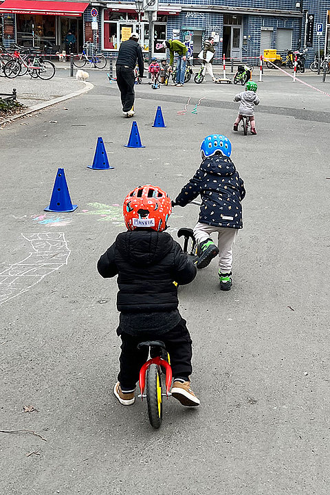 Fahrradprojekt "Zweirad Mini" in der Ev. Kita Viktoria-Luise-Platz, März/April 2025 (© Stefanie Leipholz)